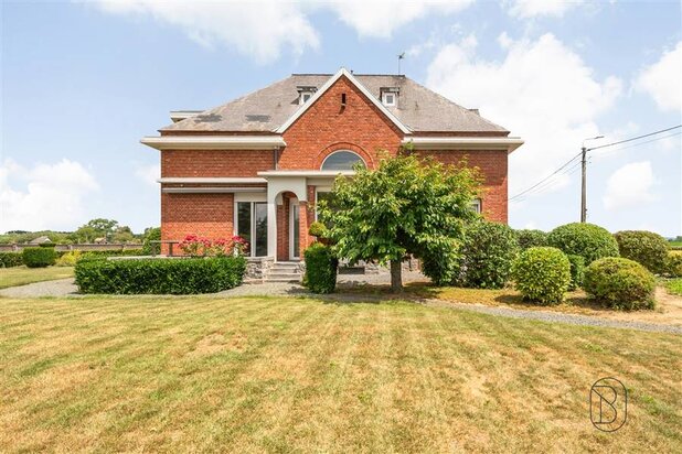 Magnificent character property with (4 bd) on over 18 ares!