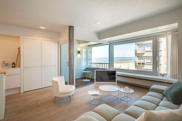 A ready-to-move-in 3-bedroom flat with a side sea view
