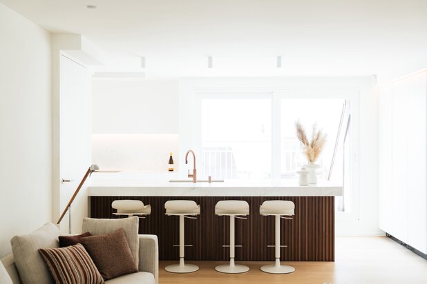 Magnifique penthouse ensoleillé avec de grandes terrasses et une vue latérale sur la mer