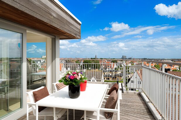 Penthouse ensoleillé avec des terrasses et une vue sur mer