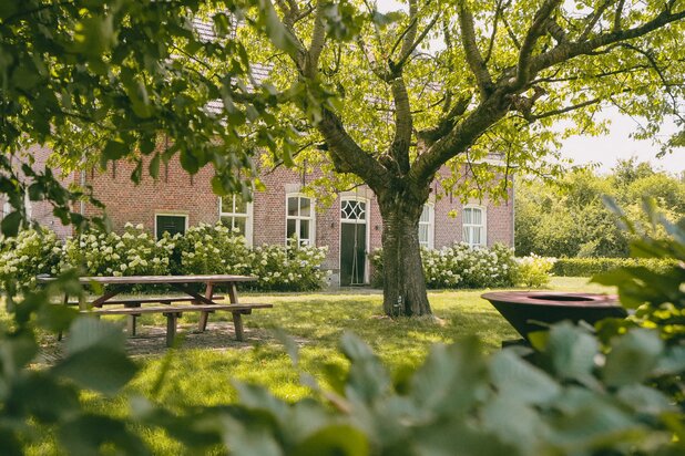 AXEL - Hoeve op een goede locatie met paardenfaciliteiten