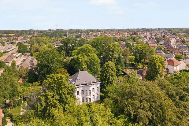 Uitzonderlijke kasteelvilla met zwembad in groene omgeving