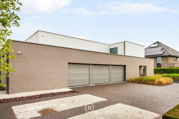 Villa moderne dans le vert.