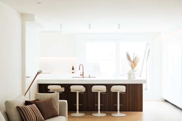 Sublieme zonnige penthouse met ruime terrassen en zijdelings zeezicht.