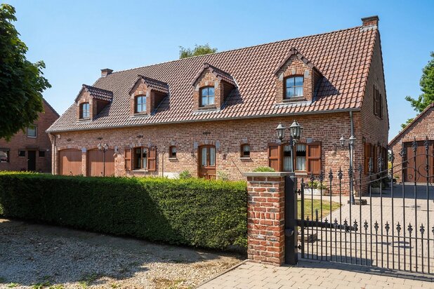 Uitzonderlijke villa op 19 are met polyvalent bijgebouw