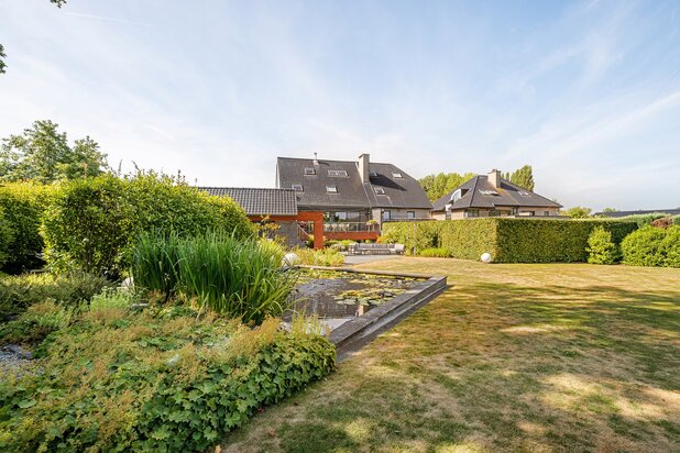 Maison spacieuse avec espace de pratique et grand jardin
