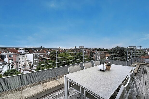 Elsene: Appartement met 2 slaapkamers + terrassen + parking.