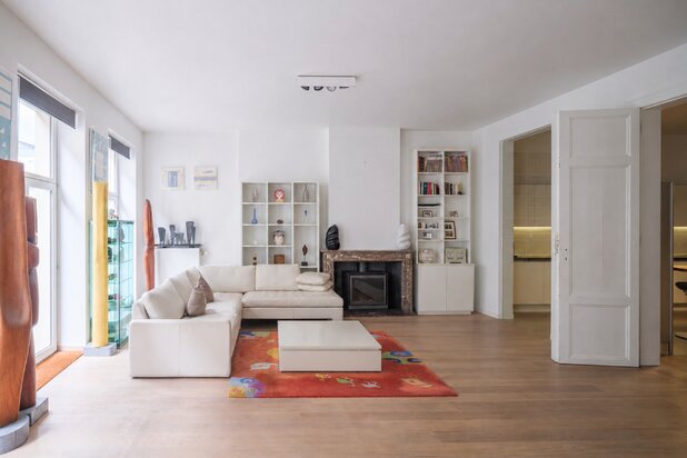 Karaktervol herenhuisappartement met terras en zicht op het stadhuis.