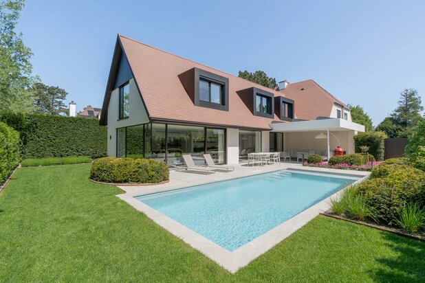 Perfect georiënteerde villa met zwembad voorzien van een duurzame luxeafwerking