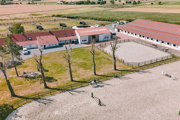 ALVERINGEM - Uniek gelegen professionele hippische eigendom