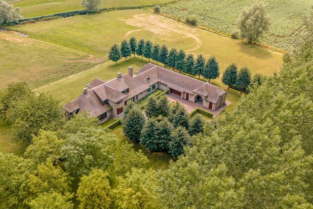 Exclusief landhuis op ca. 7 hectare met binnenzwembad en adembenemende vergezichten