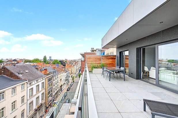 Gemeubeld penthouse met terrassen nabij Chatelain