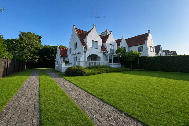 Charmante villa jumelée dans l'avenue Prince Karl, Knokke-Zoute, incluant un garage et une place de parking.