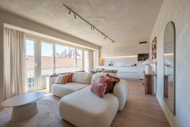 Très bel appartement rénové avec goût tout prêt de la place Astrid à Duinbergen.