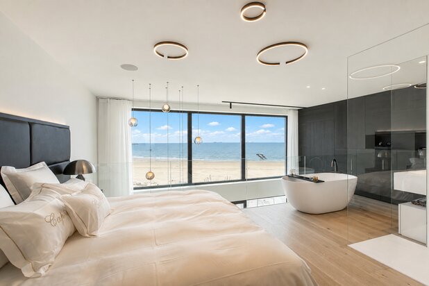Appartement en mezzanine luxueusement fini avec vue frontale sur la mer à Duinbergen