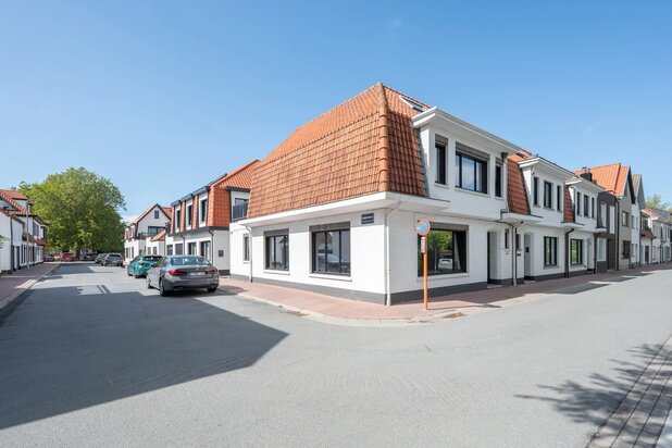 Maison d’angle pleine de charme avec une vue magnifique sur les polders, située à l’Oosthoekplein.