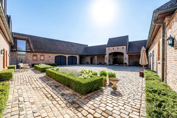 Exclusief landelijk domein met paardenfaciliteiten en uitzonderlijke ruimte
