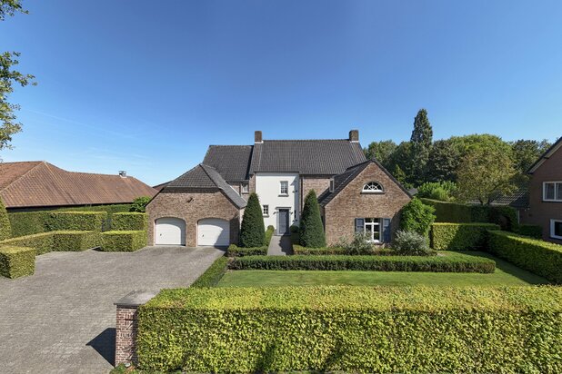 Luxe villa met een oppervlakte van 475m² op 1.383m² grond.