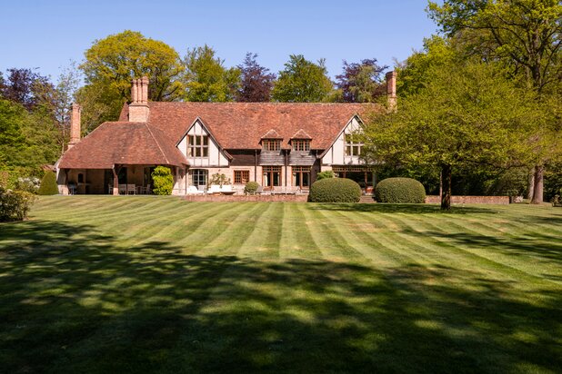 Prachtige villa in het groen met 5 slpkmrs op ca. 7000m².
