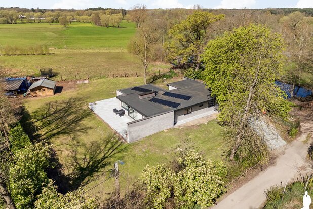Laagbouwvilla (2026 volledig gerenoveerd) op unieke ligging.