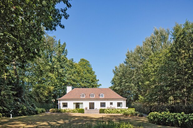 Ruime villa op 2.944 m² met zuidgerichte tuin te Deurle
