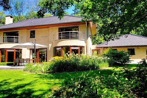 Villa contemporaine dans le quartier résidentiel exclusif du Bois du Strihoux