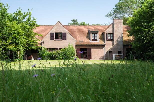 Bijzonder ruime en vrijstaande villa gelegen op een gunstig perceel van ca. 9.700 m² in Kruisem