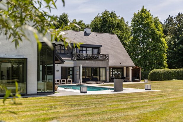 PRACHTIGE LUXEVILLA VERSCHOLEN IN HET PRIVÉDOMEIN ‘VLIERINGENPARK’