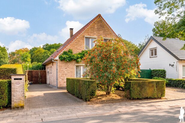 Ruime gezinswoning met gelijkvloerse slaapkamer, 2 badkamers en uitzonderlijk grote tuin met dubbele garage