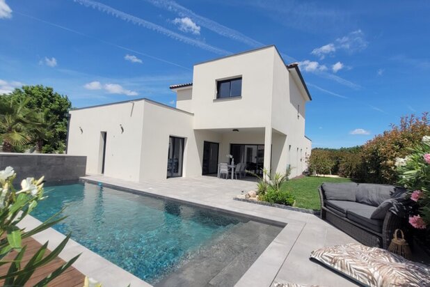 A Beautiful, High-Quality Villa With 160 M2 Of Living Space (2022), Set On A Carefully Landscaped Plot Of 580 M2 With A Swimming Pool.