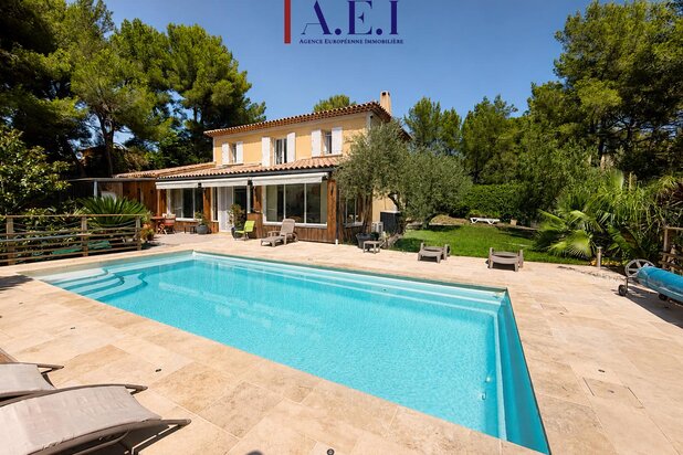SANARY-SUR-MER -- VILLA AVEC VUE MER