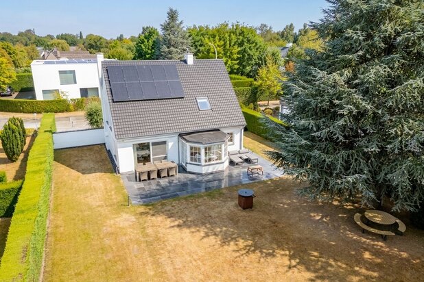 Lichtrijke villa met prachtige tuin in rustige woonwijk