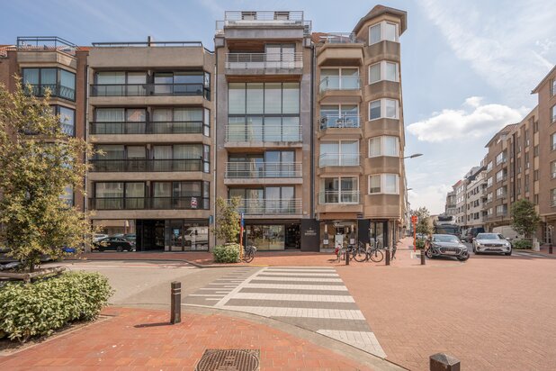 Instapklaar 2-slaapkamerappartement met zijdelings zeezicht nabij het Rubensplein