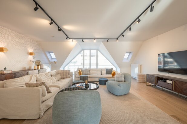 Gerenoveerd triplex appartement nabij het Rubensplein met zijdelings zeezicht