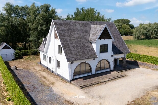 Villa with commercial space, residence and exceptional potential on 1,778 m²