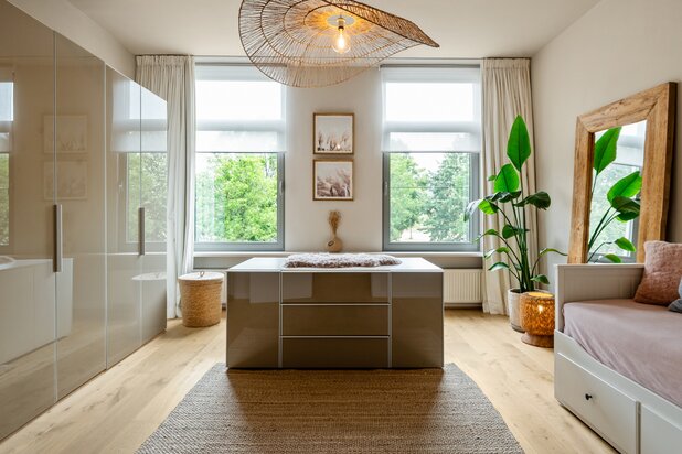 Lichtrijke multifunctionele woning met hoogwaardige afwerking.
