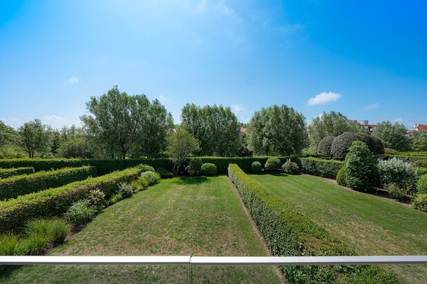 Stijlvol gerenoveerd appartement op toplocatie in het Zoute.