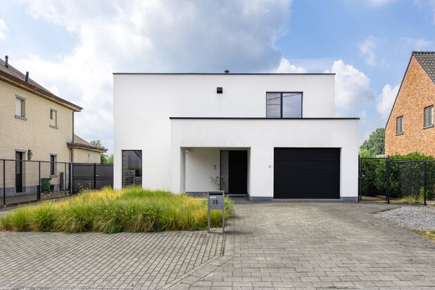 Moderne woning met tuin en bijgebouw in rustige wijk