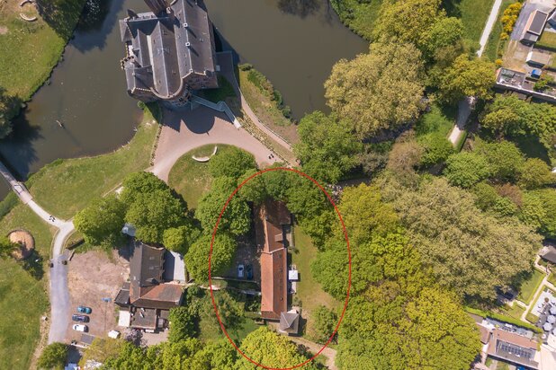 Historische kasteelhoeve in het park van Kasteel Wissekerke