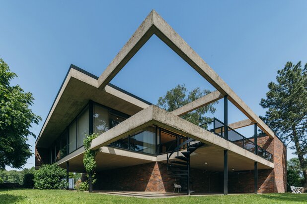 Stripped-back modernism in R. Vanhoof’s architect-designed home