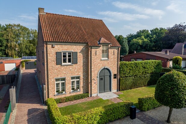 Ruime, karaktervolle en kwalitatief afgewerkte woning op een rustige ligging in Gompel.