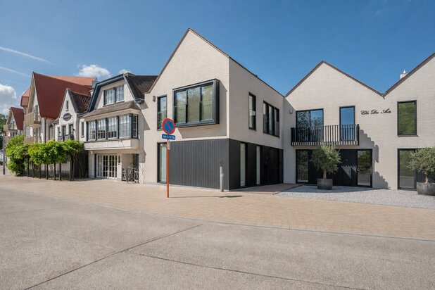 Recente woning aan het karaktervolle Oosthoekplein.