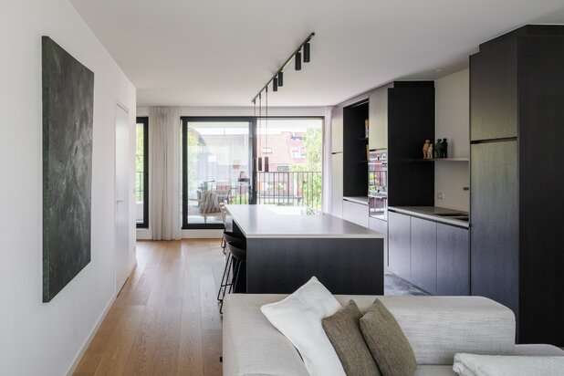 Royaal en hoogwaardig afgewerkt appartement met drie slaapkamers en ruim zonneterras.
