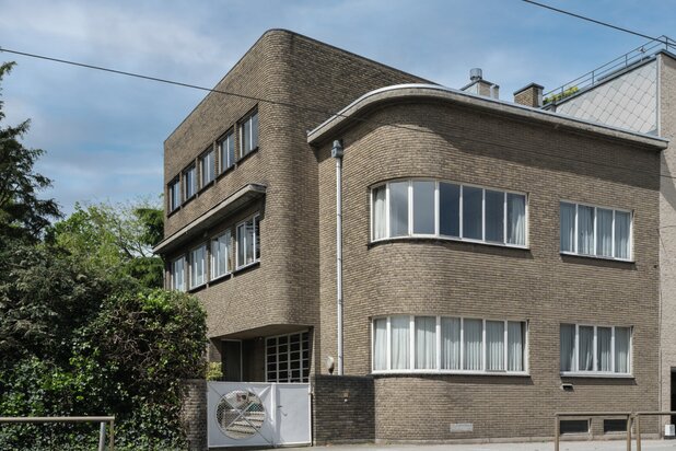 Omgeving Sint-Pieters station - Imposante half vrijstaande villa met parktuin, in nieuwe zakelijkheid naar een ontwerp van architect Geo Bontinck (1935).