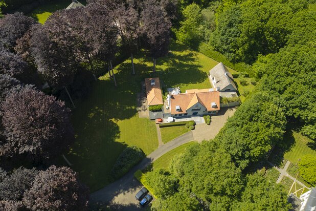 Kunstzinnige luxevilla met parktuin op toplocatie