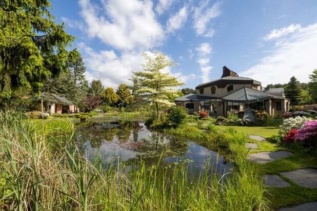 Een uitzonderlijke villa waar architectuur, natuur en kunst in perfecte harmonie samenkomen