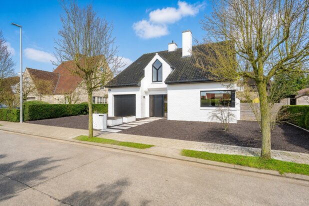 Alleenstaande villa met 4 slaapkamers in een residentiële omgeving.