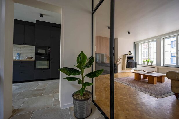 exclusief gerenoveerde herenwoning met garage, zonnige stadstuin en terrassen in het historische hart van Brugge
