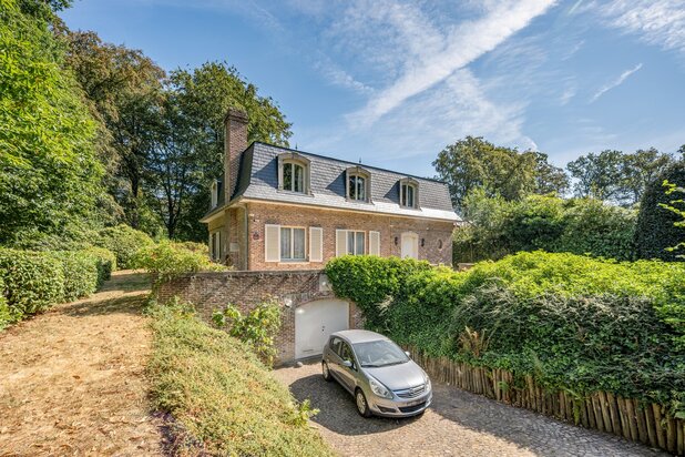 Uitzonderlijke villa met prachtig zuidgericht bouwperceel in residentieel Linden
