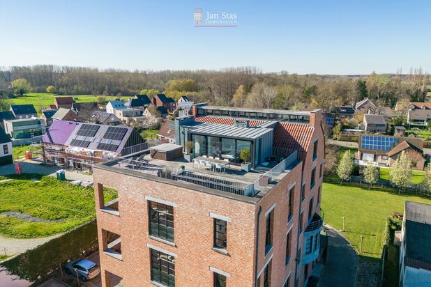 Unieke industriële loft van 240 m² met panoramisch dakterras van 96 m², jacuzzi en sauna